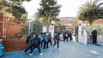 Un grupo de alumnos entran en la Escola Marinada, ubicada al lado del Ayuntamiento. FOTO: ALBA MARINÉ