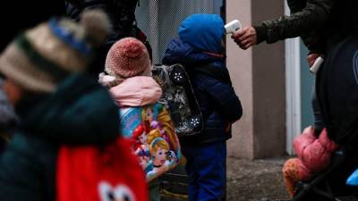 En 24 horas se han contagiado 1.351 alumnos y 201 profesores en Catalunya. Foto: EFE