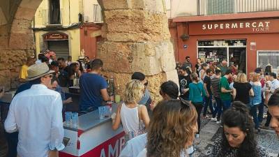 Los porches de la calle Merceria acogieron el vermut que tuvo lugar ayer. FOTO: C. pomerol