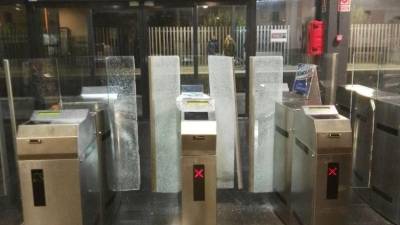 Puertas de acceso rotas en la estación de Segur de Calafell.