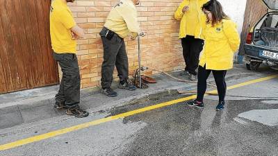 Els membres de l’ADF controlen l’estat dels punts d’aigua. FOTO: DT