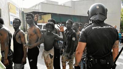 Uno de los últimos saltos masivos de inmigrantes en la valla de Ceuta tuvo lugar el pasado día 22. FOTO: efe