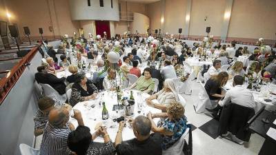 Imatge d’un sopar literari amb motiu del Premi de Narrativa que també convoca Vinebre. FOTO: Joan Revillas