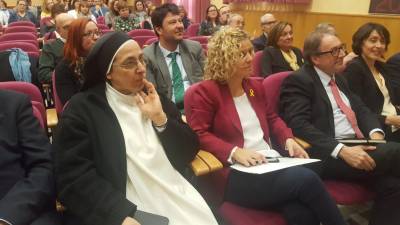 Imatge de sor Lucía Caram, promotora del programa, i l'alcaldessa de Tortosa, Meritxell Roigé, a la Cambra de Comerç de Tortosa. Foto: Ajuntament de Tortosa