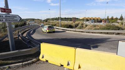 Desvío obligatorio desde la rotonda hasta la N-340 en sentido sur de más de un kilómetro hasta poder dar el cambio de sentido.