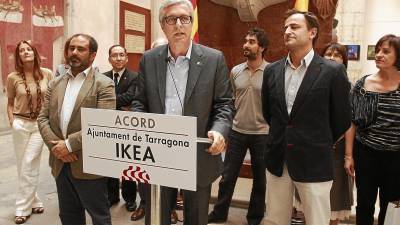 Los representantes municipales y de IKEA, durante el acto de presentación del acuerdo del 12 de junio de 2012. FOTO: Pere Ferré/DT