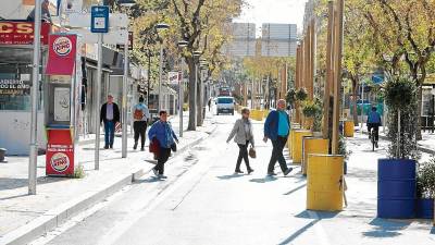 Muchos comercios de la zona turística de Salou cierran las tardes de invierno. FOTO: Alba Mariné