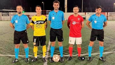 Sánchez Ejea, en el centro de la imagen, junto a sus asistentes y los capitanes del Atlètic Roda de Barà y el CE Manresa.