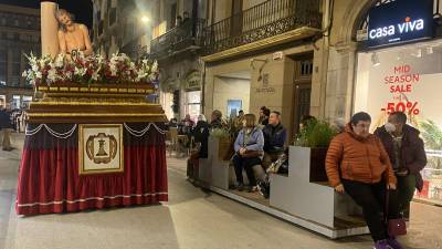 Los pasos de la procesión del Viernes Santo pasan junto a los nuevos ‘parklets’ instalados en el arrabal de Santa Anna. FOTO: ALFREDO GONZÁLEZ