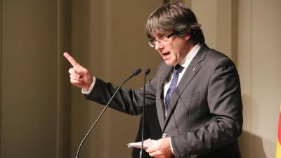 El president Carles Puigdemont durant el seu discurs en l'acte a Brussel·les amb 200 alcaldes, el 7 de novembre. Foto: ACN