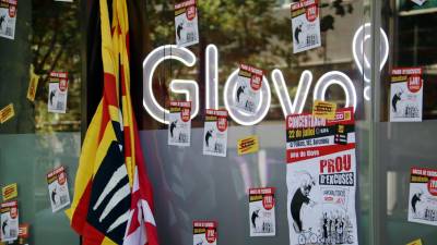 Imagen de varios carteles de queja en la sede de Glovo en Barcelona. Foto: ACN