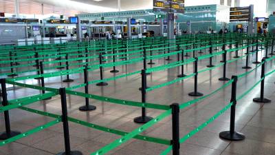 La cola para facturar el equipaje en el aeropuerto del Prat, vacía.FOTO: EFE