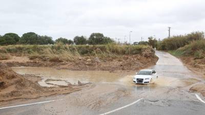 El paso de la Riera de Maspujols se volvió a inundar este pasado miércoles por un nuevo temporal de lluvia. FOTO: ALBA MARINÉ