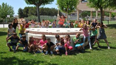 Alumnos de la Pau Casals junto al relij de sol que montaron en el centro.