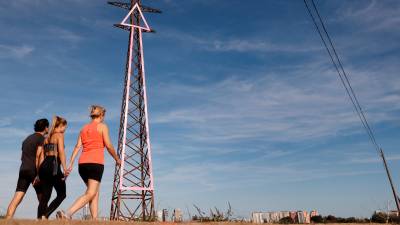 Intervención artística en torno a la subida de los precios de la luz, en Valencia. foto: efe