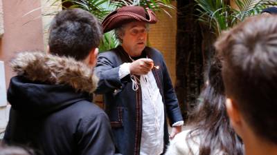 Jaume Martell dona vida a la figura del gran científic Martí Franquès en una ruta teatralitzada. FOTO: pere ferré