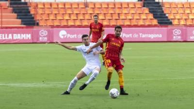 Javi Bonilla le intenta robar el esférico a Javi Ros en el pasado amistoso ante el Zaragoza en el Nou Estadi. FOTO: NÀSTIC