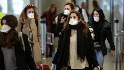 Pasajeras con mascarillas en el aeropuerto de Valencia. FOTO: EFE