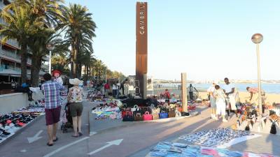 Los manteros se instalan en la zona del Cap de Sant Pere de Cambrils. FOTO: Alba Mariné