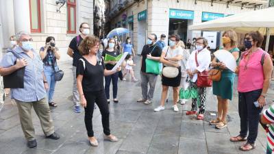 Un instant durant la ruta dedicada a Gabriel Ferrater, realitzada ahir a la ciutat. FOTO: A. MARINÉ.