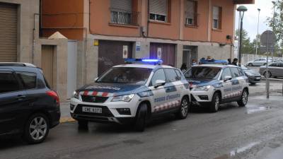 La detenida de 20 años –en el centro con cabello largo–, ayer poco antes de seguir al vehículo policial tras el registro. FOTO: ÀNGEL JUANPERE