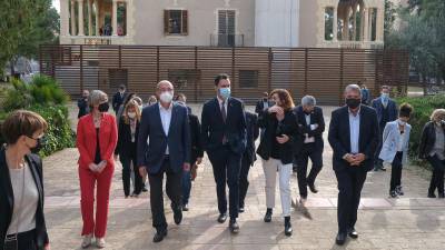 El conseller de Empresa i Ocupació Roger Torrent, junto al alcalde de Reus Ferran Pellicer, y otros miembros del consistorio, ayer en el Institut Mas Carandell de la capital del Baix Camp. foto: fabián acidres