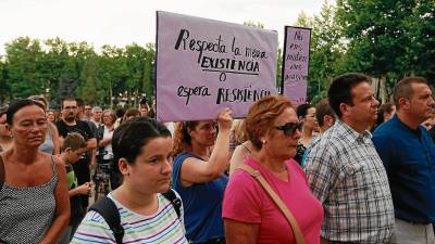 Manifestación en Cambrils a raíz de una violación grupal reciente. Foto: Fabián Acidres