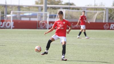 Montalvo volvió a ser titular en el centro del campo de la Pobla. FOTO: ALBA MARINÉ