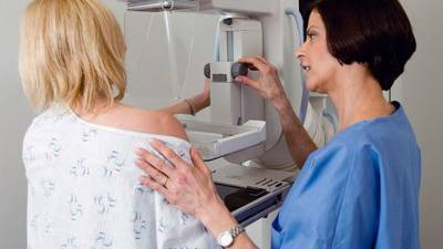 Imagen de archivo de una mamografía. EFE