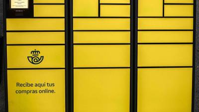 Imagen de uno de los armarios de Correos o ‘lockers’ que se pueden encontrar en diferentes aparcamientos subterráneos de la ciudad. FOTO: ÀNGEL ULLATE