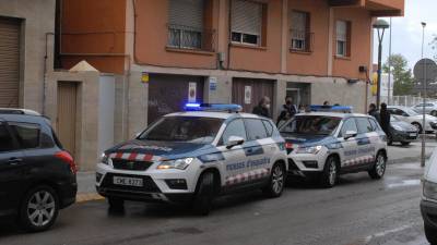 En abril del año pasado, los Mossos registrando el domicilio. FOTO: ÀNGEL JUANPERE