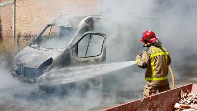 Un bomberos durante la extinción del incendio. Foto: Fabián Acidres