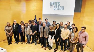 El alcalde junto a otros miembros de la candidatura de Unidos por Salou. FOTO: Alba Mariné