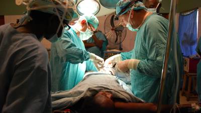 El doctor Marsal, el segundo de izquierda a derecha, operando a una paciente en el hospital de Benue, Nigeria. FOTO: Cedida