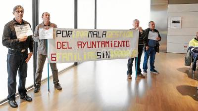 Los afectados por el cambio de contrato de los servicios de mantenimiento este miércoles en el pleno de Salou. FOTO: Alba Mariné