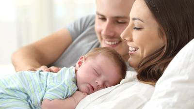 Una pareja de jóvenes que se ha estrenado como padres recientemente. FOTO: getty images