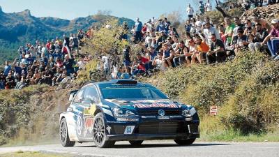 Ahora al volante de un Ford Fiesta, Sébastien Ogier -en la foto en un tramo de 2016 que ganó con su Volkswagen - llega como líder del Mundial. foto: Gerard Llorens