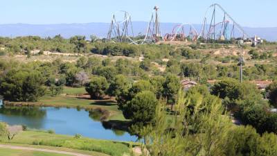 Terrenos del Centro Recreativo y Turístico (CRT) de Vila-seca y Salou, con un lago y campo de golf de PortAventura (Lumine) en primer término, y las atracciones en el fondo. ACN