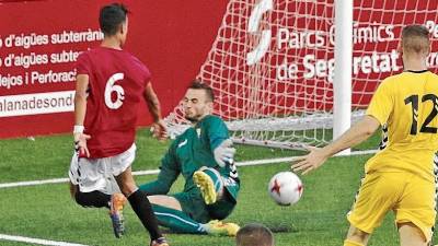 Instante en el que Adrián Gimeno anota el segundo gol de la tarde para la Pobla. FOTO: Lluís Milián