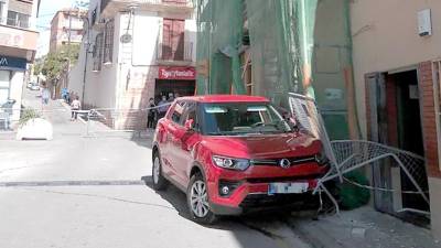 El coche ha impactado contra este andamiaje. FOTO: Policia Local