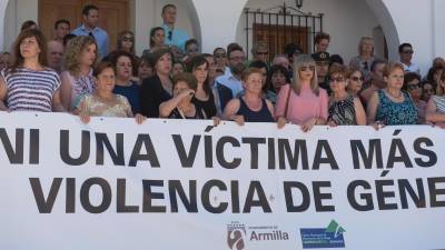 Concentración en Las Gabias (Granada) el pasado 13 de junio, tras el asesinato de una vecina. Foto: molina/efe