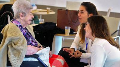 Jóvenes particopan en un acompañamiento de abuelos. FOTO: Diario de Navarra