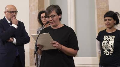 La diputada de la CUP Mireia Boya lee el documento de Independencia firmado por los diputados de JXSi y la CUP después del pleno del Parlament. FOTO: EFE