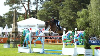 Otti Verdú, saltando un obstáculo a lomos de ‘Top Lulú’ en una competición. FOTO: Cedida