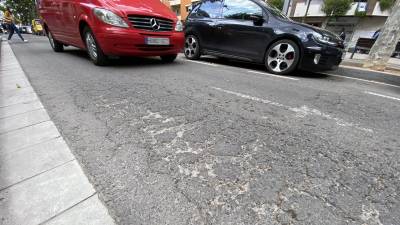 Estado del asfalto del Passeig Sunyer de Reus. Esta es una de las zonas donde se prevé actuar. FOTO: ALFREDO GONZÁLEZ