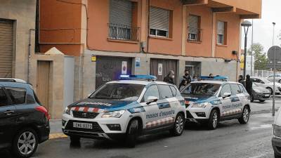 El 9 de abril de este año, los Mossos registraban el domicilio de las detenidas en Torreforta, en presencia de ellas. FOTO: ÀNGEL JUANPERE