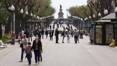 Goteo de gente en la Rambla Nova de Tarragona. FOTO: Pere Ferré