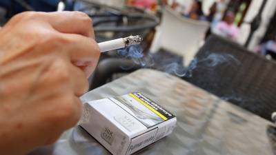 Imagen de ayer de una persona fumando en la calle Lleida de la ciudad de Tarragona. FOTO: Pere Ferré