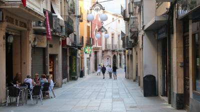 Imatge d’arxiu del carrer de la Cort de Valls, un dels eixos comercials més importants de la ciutat. FOTO: DT