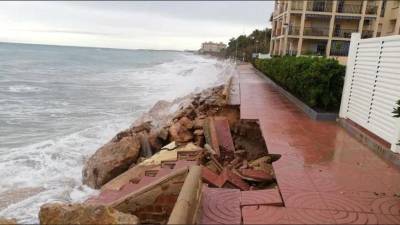 La zona del Francàs en El Vendrel está muy afectada por los temporales que incluso han derribado el paseo. FOTO: DT